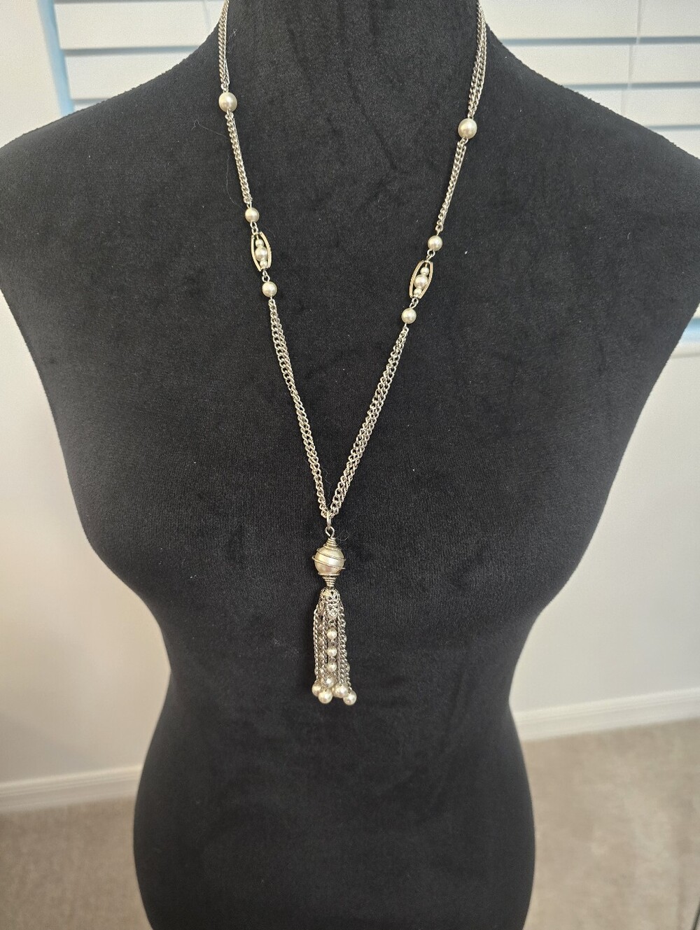 Vintage Retro Elegant Silver-Tone Tassel Pendant Necklace - Faux Pearl Accent